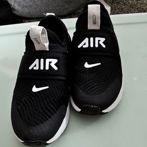 NIKE 270 little boys size 11